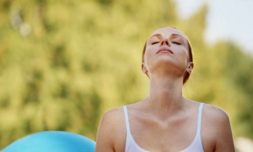 Donna che fa yoga