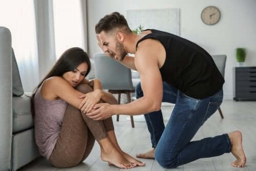 Uomo maltratta la partner.
