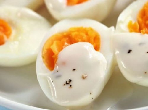 Uovo sodo con salsa allo yogurt