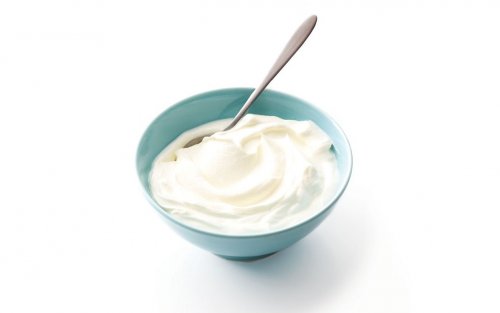 Preparare la salsa allo yogurt light è molto semplice