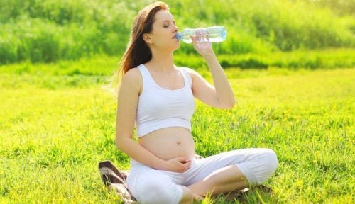 Bere acqua in gravidanza
