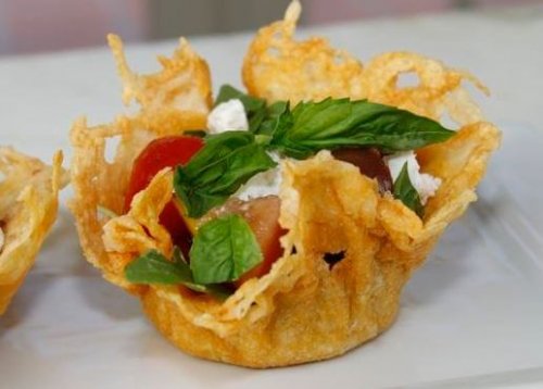 Antipasti e stuzzichini, cestini di parmigiano