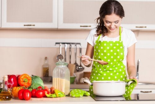 dieta a basso contenuto di grassi, donna cucina verdure