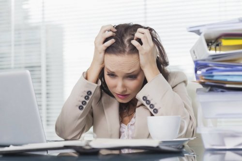 Donna stressata in ufficio