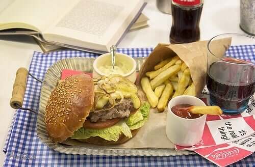Hamburger, patatine fritte e coca cola