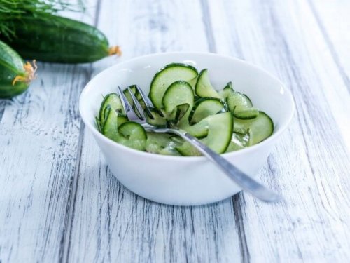 Insalata di cetrioli, ciotola e forchetta