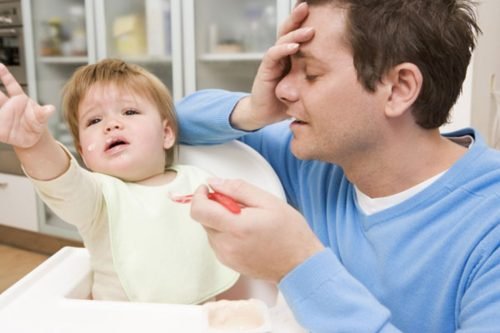 Papà disperato mentre dà da mangiare al figlio