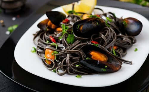Linguine al nero di seppia e capesante