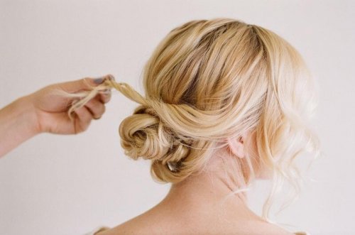 abbinare la pettinatura, chignon morbido