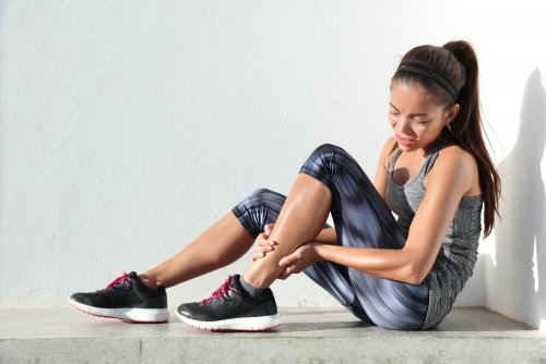 Ragazza con dolore post allenamento