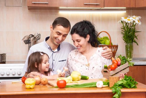 Famiglia che cucina insieme