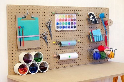 Pannello in legno perforato e tavolo da lavoro