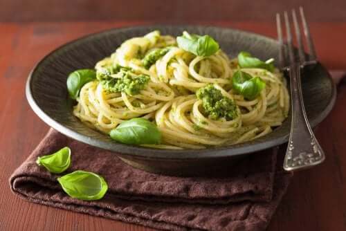 Preparare la pasta al pesto alla genovese