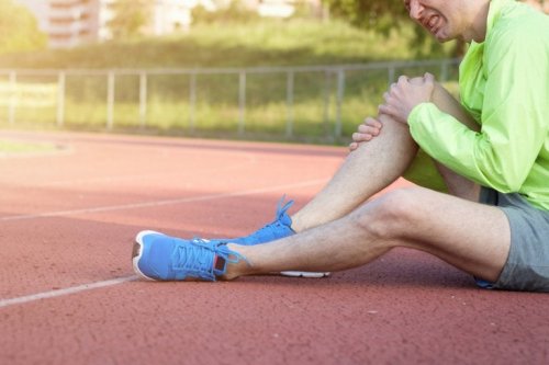 Sportivo con dolore al ginocchio