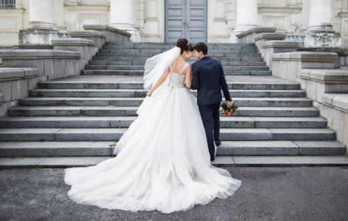 Sposi salgono la scalinata di una chiesa