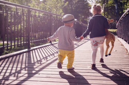 Bambini piccoli camminano tenendosi per mano