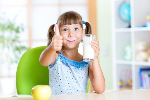 Latticini interi o scremati per i bambini