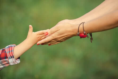 Mani madre e figlia.