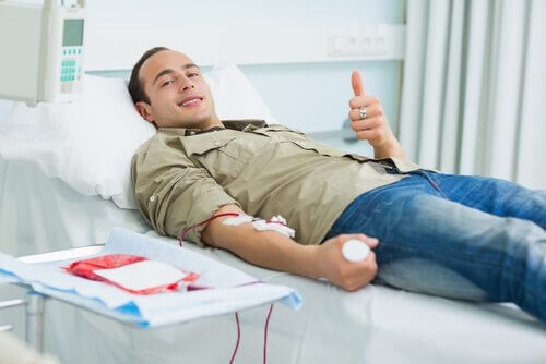 Donatore di sangue sorridente sul lettino