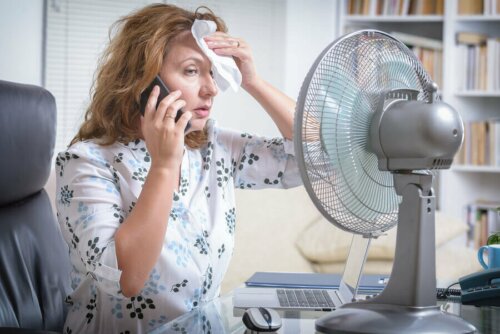 Stress termico, donna accaldata e ventilatore