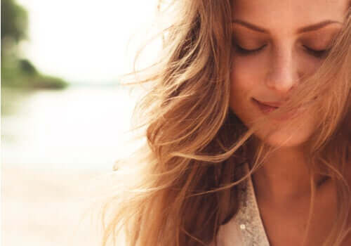 Donna felice con gli occhi chiusi.