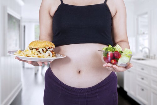Mancanza di appetito in gravidanza, piatto sano e cibo spazzatura