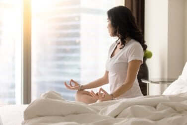 Ragazza che fa yoga sul letto