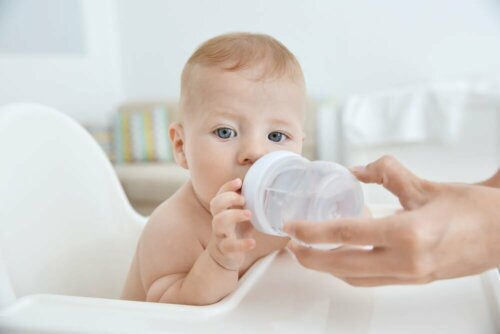 Bambino che beve acqua