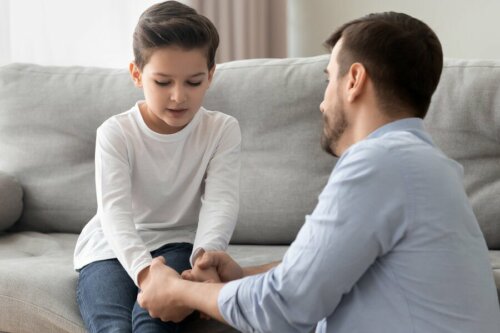 Padre che parla con suo figlio.