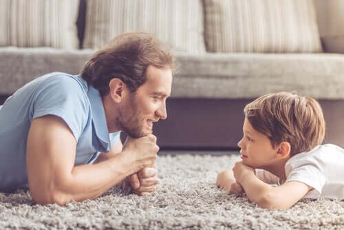 Stili genitoriali e padre che guarda il figlio.