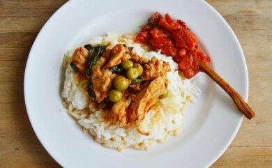 Pollo marinato con latte di cocco e riso