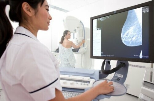 Radiologa esegue una mammografia