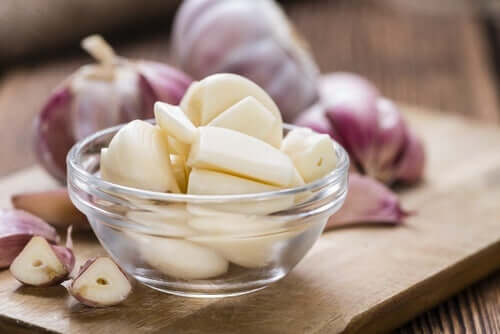 Spicchi d'aglio in una ciotola di vetro