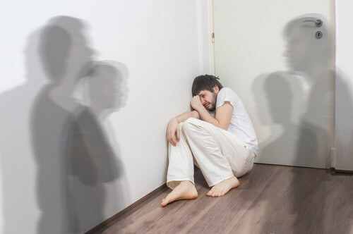 Olanzapina, uomo psicotico seduto per terra