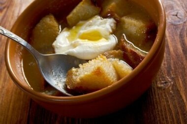 Zuppa d'aglio castigliana per i menù invernali