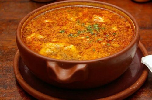 Zuppa d'aglio castigliana in una pentola di coccio