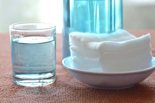 Rimuovere il tappo di cerume con acqua ossigenata