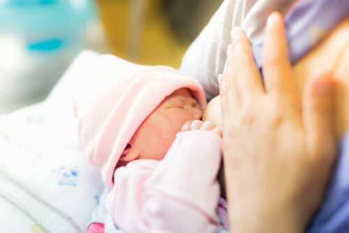 Neonato allattato al seno