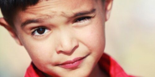 Bambino con tic nervoso
