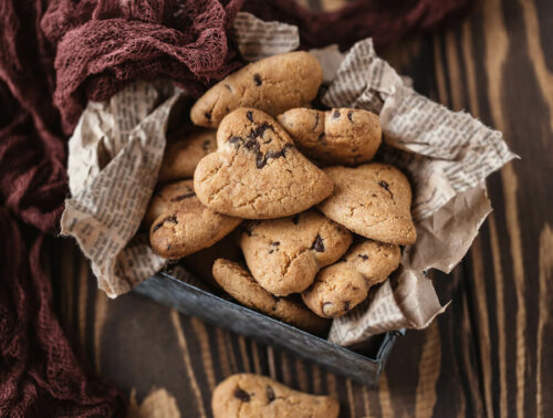 Biscotti a forma di cuore con gocce di cioccolato