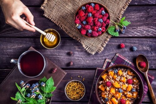 Cereali, miele e frutti di bosco