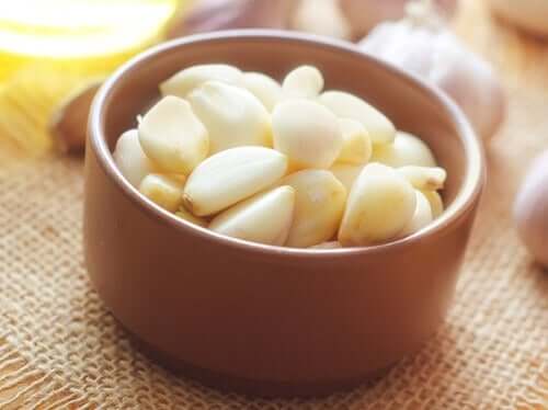 Calmare il dolore lombare con l'aglio