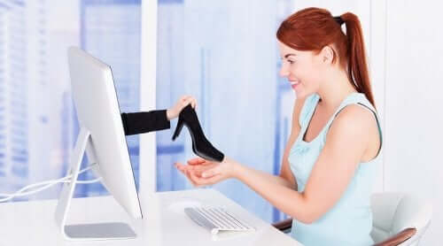 Donna che acquista online