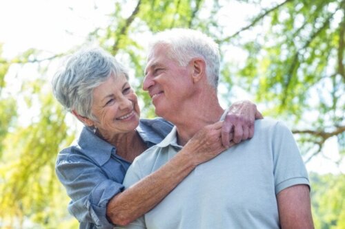 Coppia di anziani abbracciata e sessualità durante la terza età