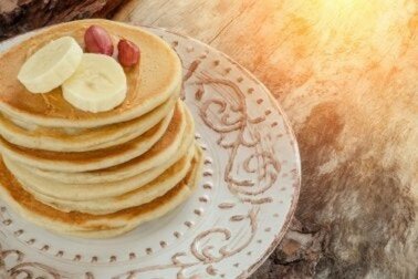 Pancake con banana per una colazione deliziosa