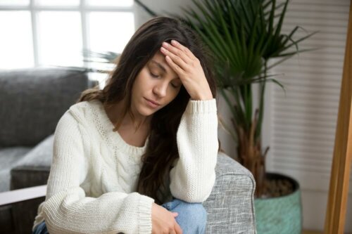 Ragazza con mal di testa per mancanza di sonno