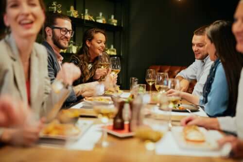 Mangiare fuori casa con amici