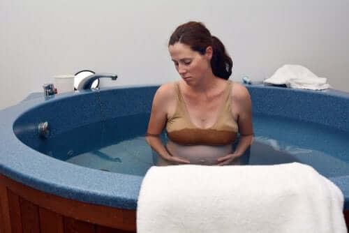 Donna incinta in una vasca