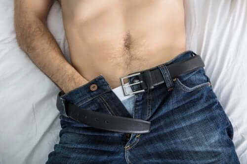 Uomo con mano nei pantaloni