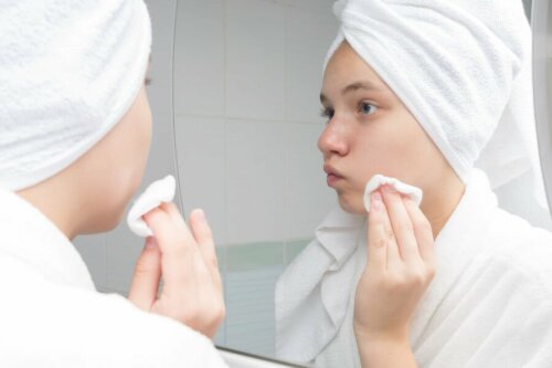 trattamenti contro l'acne, pulizia allo specchio